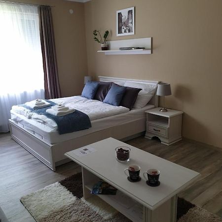 Royal Apartman Егер Екстериор снимка