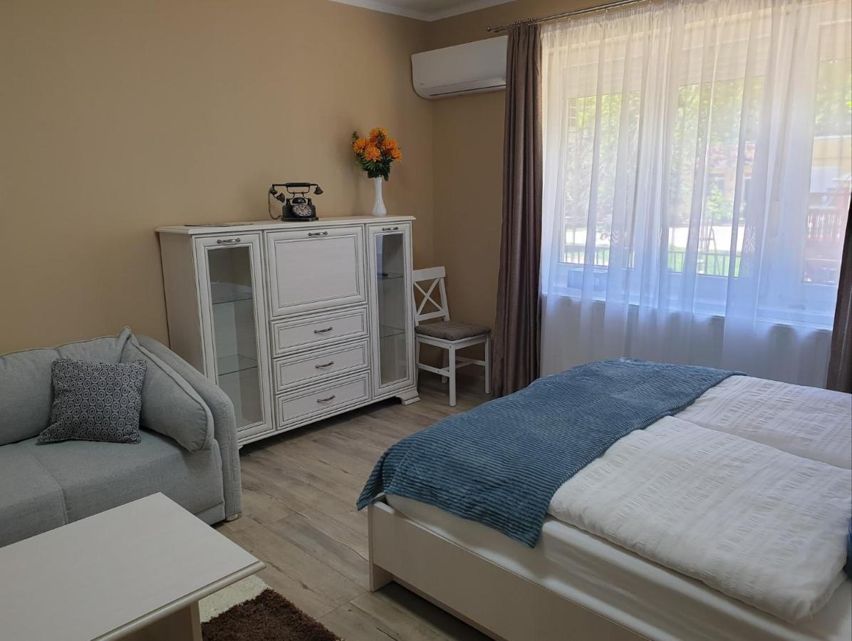 Royal Apartman Егер Екстериор снимка