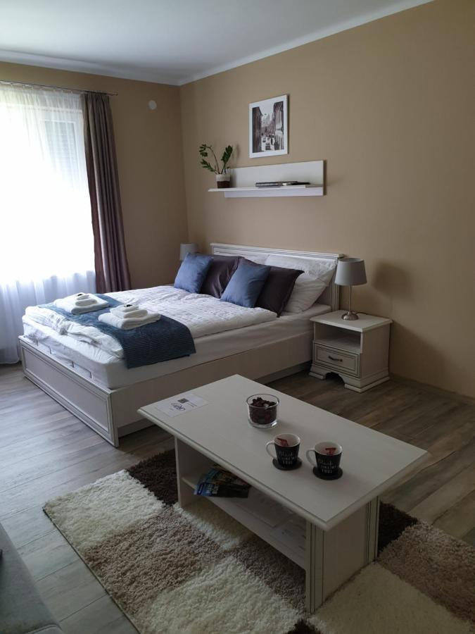 Royal Apartman Егер Екстериор снимка
